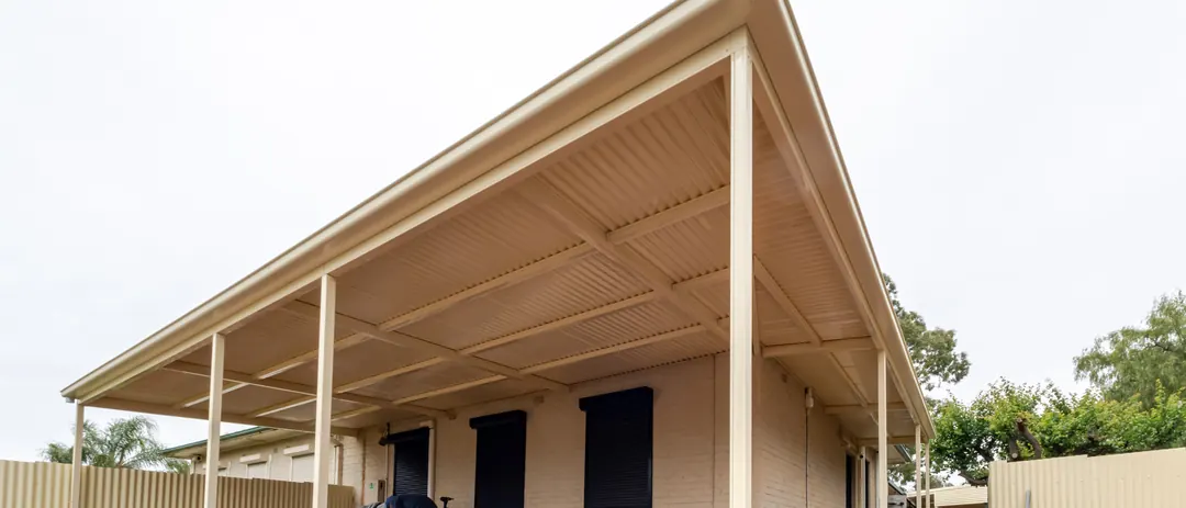 A new flat-roof verandah over a timber deck